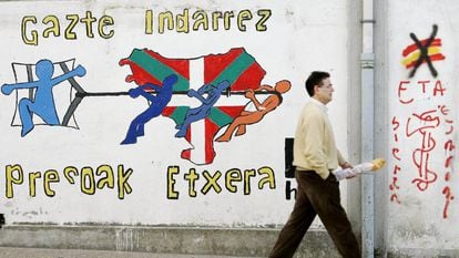 Imagen de archivo de pintadas alusivas a los presos de ETA en una calle de Etxarri-Aranatz (Navarra).