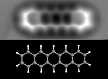Estructura interna de una molécula de pentaceno, de 1,4 nanómetros de longitud. Abajo, modelo de la misma (los átomos grises son de carbono y los blancos de hidrógeno).