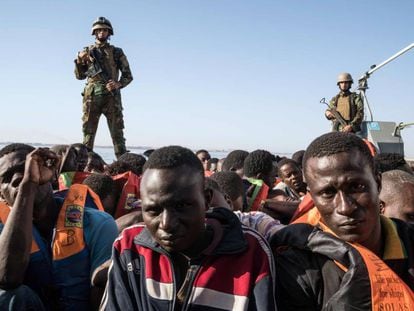 Guardacostas libios rescatan este martes a 147 migrantes frente a Zawiya. 