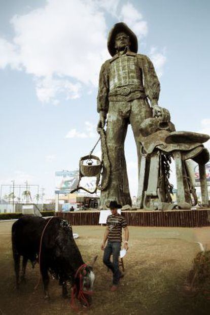 La estatua de un 'cowboy' gigante da la bienvenida a la Festa do Peão de Barretos, al sur de Brasil.