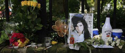 Flores y otros objetos depositados este domingo ante la casa en el norte de Londres de la cantante Amy Winehouse, que falleció el sábado.