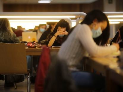 Estudiantes en una biblioteca de Universidad de Santiago, este miércoles.