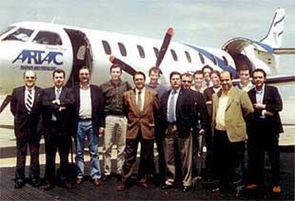 Camacho (primero por la derecha) y sus 13 invitados a la final de la Copa de Europa de 2000 en París, junto al avión que salió un día antes de Madrid.