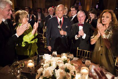 El modisto recibió el pasado abril la medalla de la Excelencia en Nueva York. Durante la ceremonia estuvo rodeado, como se ve en la imagen, por el ex presidente de los Estados Unidos, Bill Clinton; su esposa Hillary; el ex alcalde de Nueva York, Michael Bloomberg, y la diseñadora Diane Von Fustenberg.