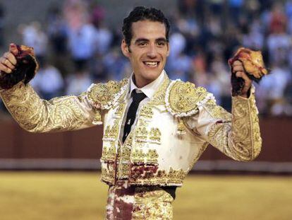 Pepe Moral, tras cortar dos orejas a su segundo, durante la corrida de toros celebrada en la Maestranza.