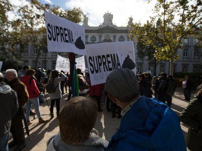 Un grupo de manifestantes protesta contra la decisión del Supremo, este miércoles.