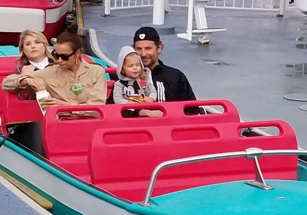 Bradley Cooper e Irina Shayk, en su última foto juntos, en marzo de 2019, junto a su hija Lea en Disneyland.