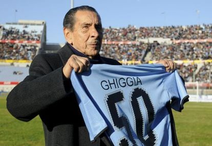 Ghiggia sostiene su camiseta de Uruguay