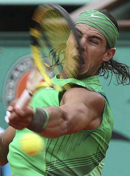 Rafael Nadal devuelve la pelota a Roger Federer en la final de Roland Garros.