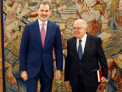 El rey Felipe VI y el presidente del Tribunal Constitucional, Juan José González Rivas, este junio en el Palacio de la Zarzuela.