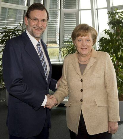 Rajoy saluda ayer a Merkel en Berlín, en una imagen facilitada por el PP.