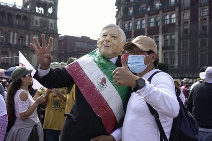 Seguidores de López Obrador sobre la plancha del Zócalo de Ciudad de México, al finalizar la marcha del 27 de noviembre de 2022.
