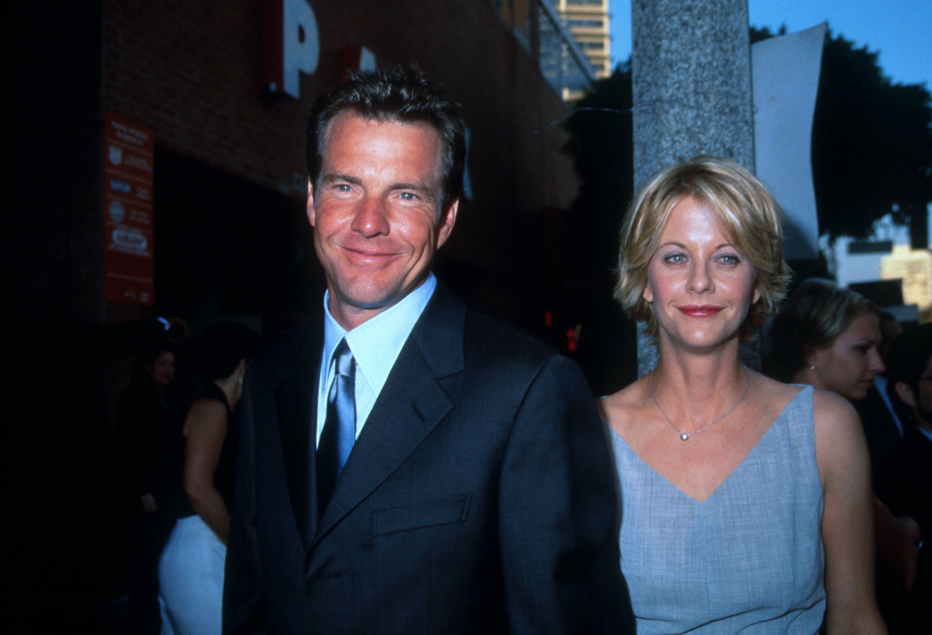 Dennis Quaid y Meg Ryan llegan al estreno de 'Tú a Londres y yo a California' en Los Ángeles, en julio de 1998.