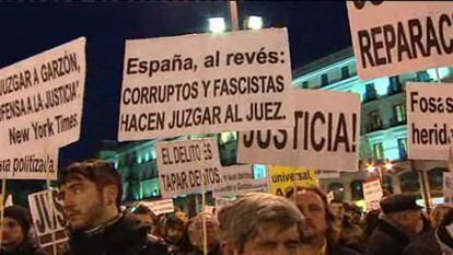 Cientos de gritos de "¡vergüenza!" y contra los jueces en la Puerta del Sol