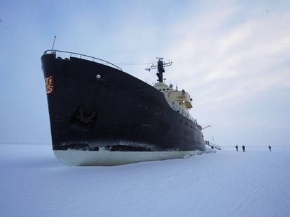 El rompehielos turístico finlandés 'Sampo', anclado en el hielo Ártico.