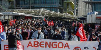 Manifestación enfrente de la sede Abengoa, en Sevilla. 