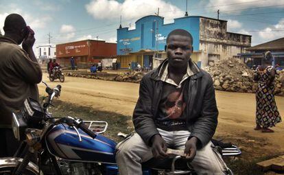 Gestaing, ex niño soldado en las milicias de Lubanga, con su moto-taxi en Bunia, Congo.