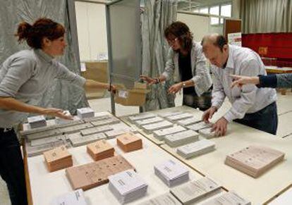 Una mesa electoral en Pamplona, el domingo. 