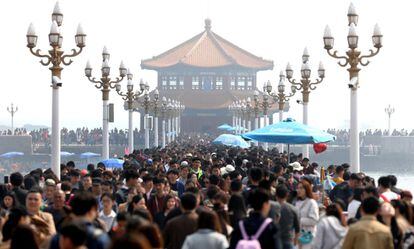 Miles de personas visitan los cementerios durante la festividad 'Qingming', también conocida como 'Día de barrer tumbas', el 3 de abril de 2017, en la provincia china de Shangong.