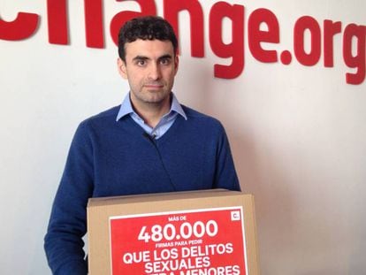Miguel Hurtado con las firmas para pedir que se amplíe el plazo de prescripción del delito de abusos, esta mañana en Madrid. En el vídeo, Hurtado cuenta su historia.