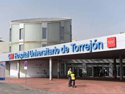 Vista exterior del Hospital Universitario de Torrejón (Madrid). Fernando Villar (EFE)