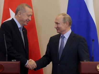 El presidente ruso, Vladímir Putin (derecha), estrecha la mano a su homólogo turco, Recep Tayyip Erdogan, tras su reunión en Sochi (Rusia) el día 5.