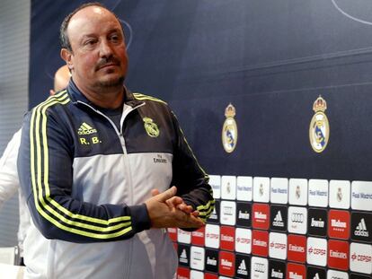 Benítez dirige un entrenamiento. / Chema Moya (EFE/ ATLAS)