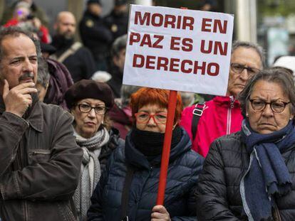 Manifestación a las puertas de los juzgados de plaza de Castilla, Madrid, para pedir que se despenalice la eutanasia.