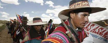 Miles de campesinos han protagonizado una caminata contra Evo Morales.
