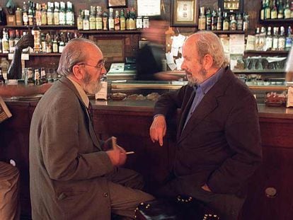 Ángel González, a la izquierda, conversa con José Caballero Bonald en el café Gijón de Madrid en mayo de 2002.