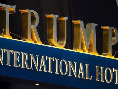 Entrada al hotel Trump en Washington.