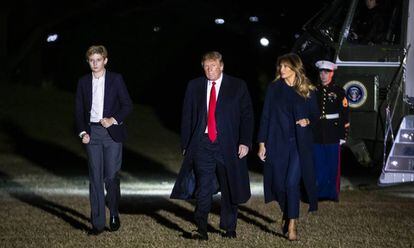 Barron Trump, con sus padres, Donald y Melania Trump el pasado 3 de febrero.