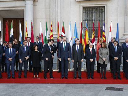 El Rey, Mariano Rajoy y Soraya Sáenz de Santamaría en la VI Conferencia de Presidentes Autonómicos celebrada en el Senado en enero de 2017.