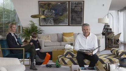 Martín Varsavsky junto a su esposa Nina Wiegand y su hijo Ben, en su domicilio de Madrid.