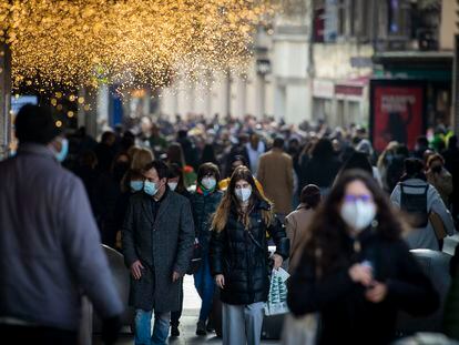 Movimiento en las calles de Madrid en uno de los días de mayor afluencia por compras durante la pasada Navidad.