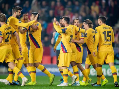 Los jugadores del Barça felicitan a Messi por su gol.