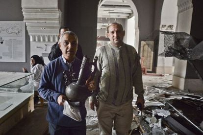 Funcionarios egipcios revisan el museo tras el atentado.