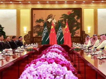 El príncipe saudí, Mohamed Bin Salmán, y su comitiva se reúnen con el presidente chino, Xi Jinping.