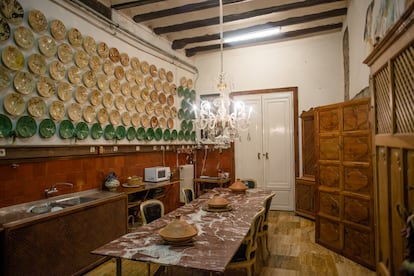 La cocina, con una de las paredes cubierta por platos de céramica tradicional de Úbeda sobre una enorme mesa de mármol, donde Francis Guth preparaba sus famosas Cenas Jocosas. |