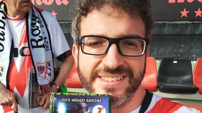 Jesús Mesado en el campo del Rayo Vallecano con su novela 'El samurái de Vallecas'.