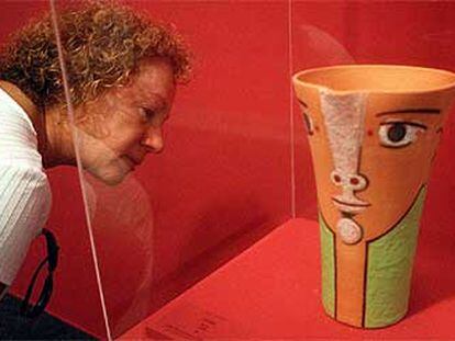 Una mujer observa la cerámica <i>Visage</i> (Rostro), de 1958, en la exposición de Jean Cocteau.