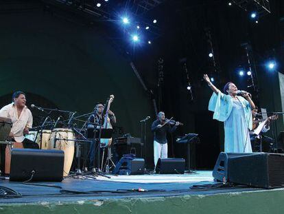 Susana Baca canta en el festival &#039;Celebrate Brooklyn!&#039; de 2013 en Nueva York.