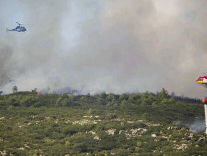 Helic&oacute;pteros antiincendios trabajan en el fuego de Aiguam&uacute;rcia (Alt Camp).