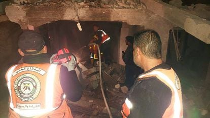 Miembros de la Defensa Civil Palestina trabajan en el interior de un edificio bombardeado por Israel, este lunes en Rafah. 