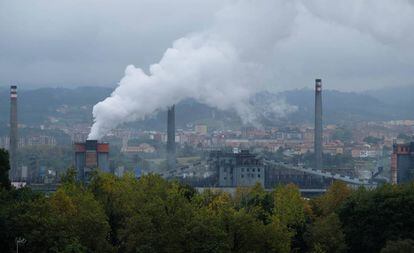 Vista de la acería de Arcelor Mittal en Avilés (Asturias), desde lo alto de Valliniello. 