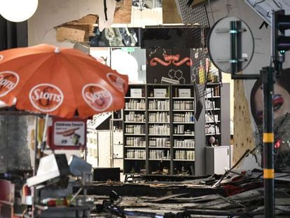 Fachada de los grandes almacenes donde se empotr&oacute; el cami&oacute;n que conduc&iacute;a el terrorista que perpetr&oacute; el atentado en Estocolmo el viernes. 
