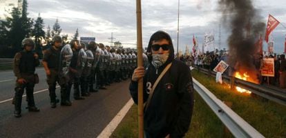 Policías y manifestantes argentinos frente a frente este jueves en una autopista de Buenos Aires.