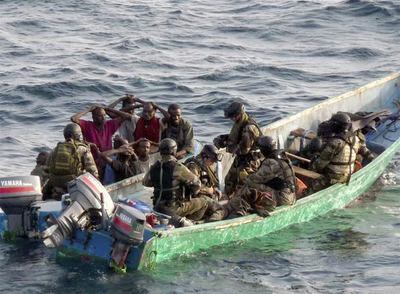 Fuerzas del Ejército francés abordan, el pasado abril, una embarcación de supuestos piratas somalíes en el golfo de Adén.