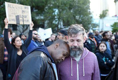 People react during a rally at Justin Herman Plaza in San Francisco, California on July 08, 2016. 
About 1000 people showed support during a rally and march along Market Street denouncing recent police shootings around the country. The gunman who opened fire on Dallas officers during a protest against US police brutality, leaving five dead and seven others wounded, told negotiators he wanted to kill white cops, the city's police chief said July 8. / AFP PHOTO / Josh Edelson