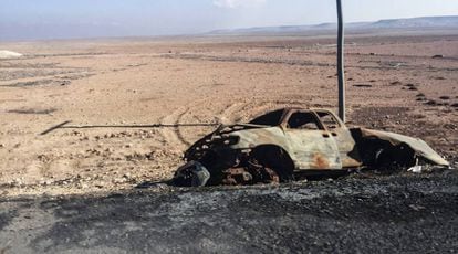 Restos de un vehículo destruido en un margen de la carretera entre Damasco y Alepo.